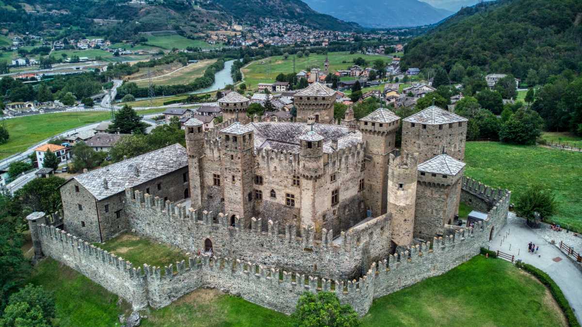 Fénis: La Perla della Valle d'Aosta tra Montagna e Cultura