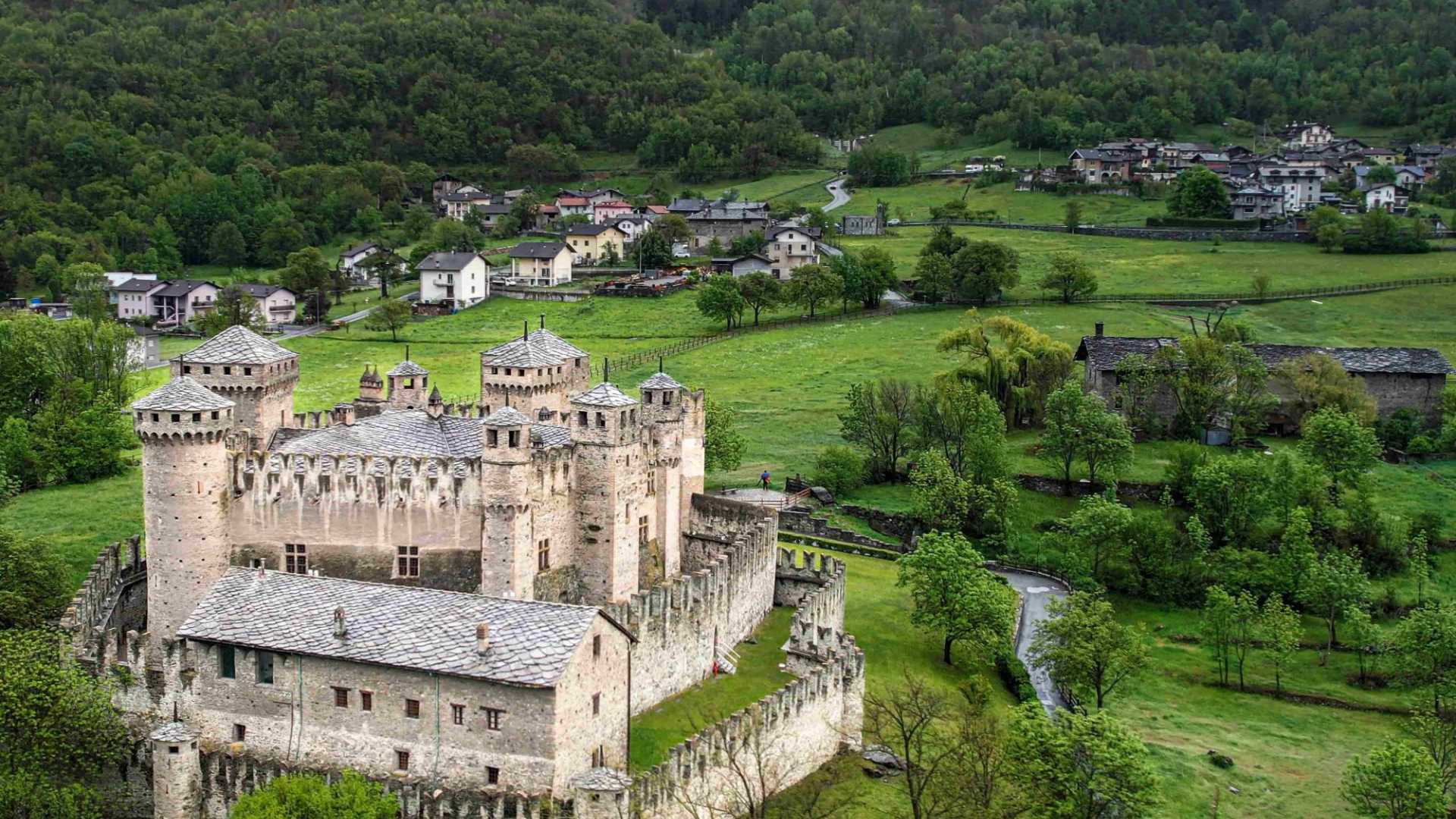 Guida Completa su Come Arrivare a Fénis, Valle d'Aosta