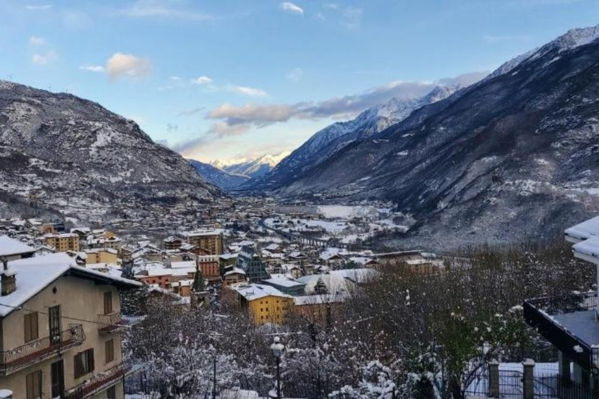 Vista panoramica di Saint-Vincent con le terme e le montagne sullo sfondo
