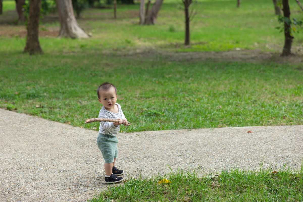 Bambini che giocano al Parco della Vittoria ad Aosta, con giochi e natura