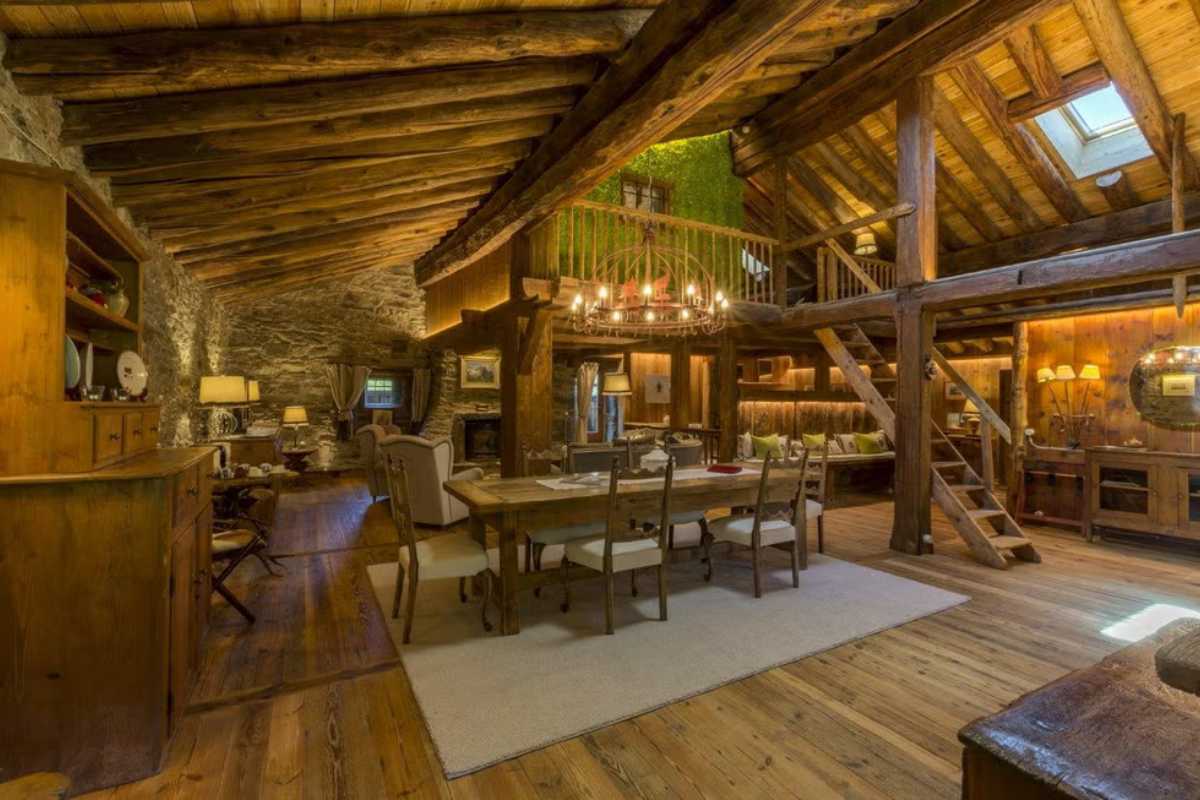 Interno di un rifugio alpino con piatti tipici