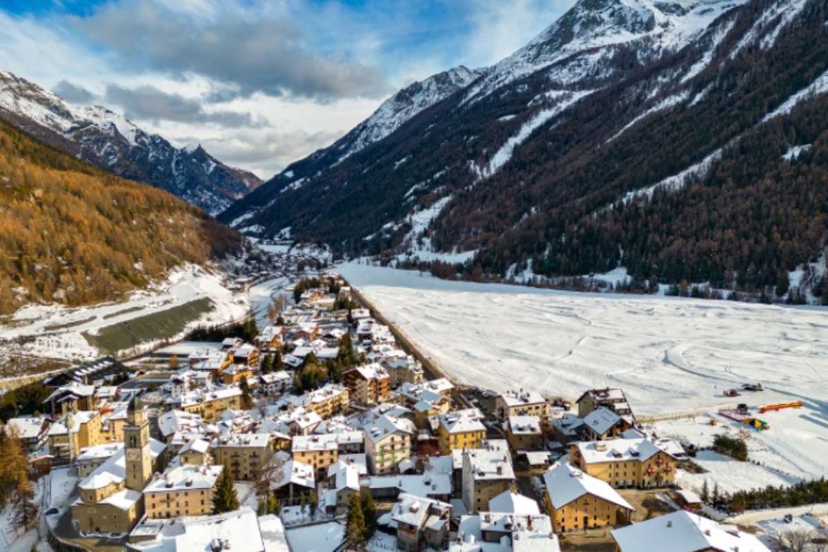 Bambini che esplorano il Museo Mineralogico di Cogne