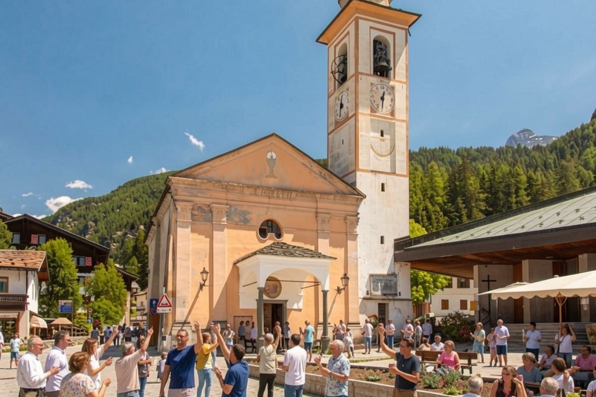 Piazza della Chiesa con la gente che si gode il momento