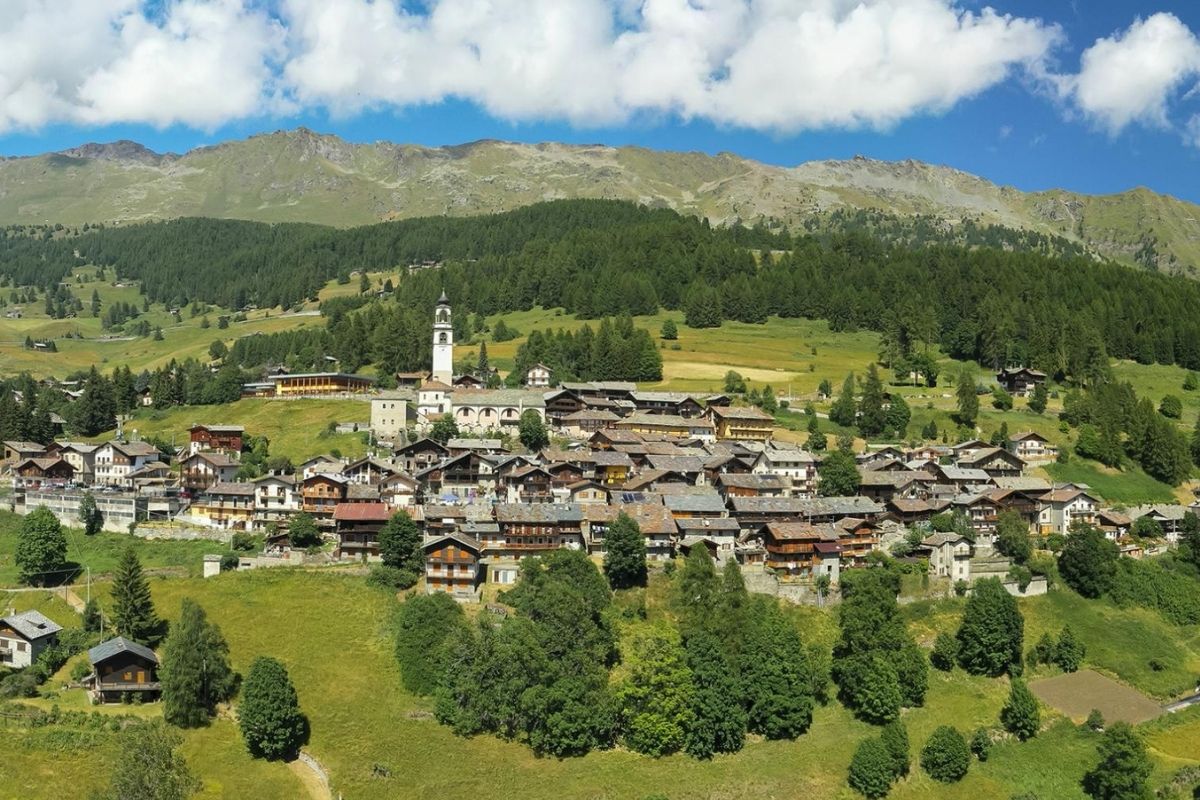 Vista panoramica di Champoluc con il Monte Rosa sullo sfondo