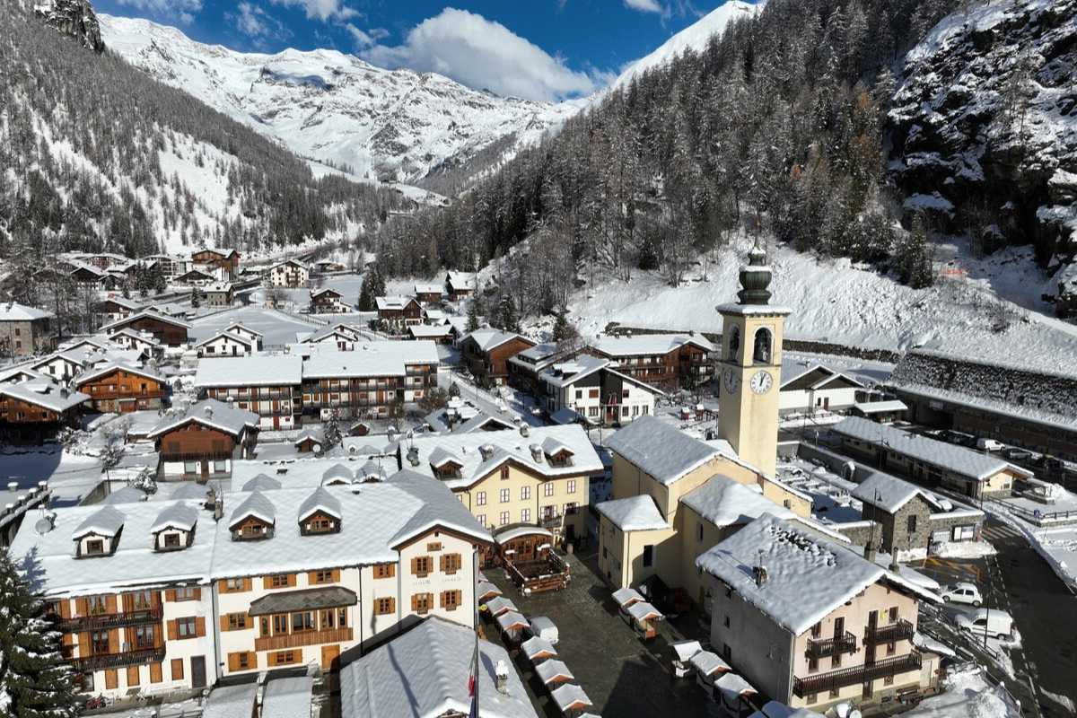 Rifugio Monte Rosa con vista su Gressoney-La-Trinité