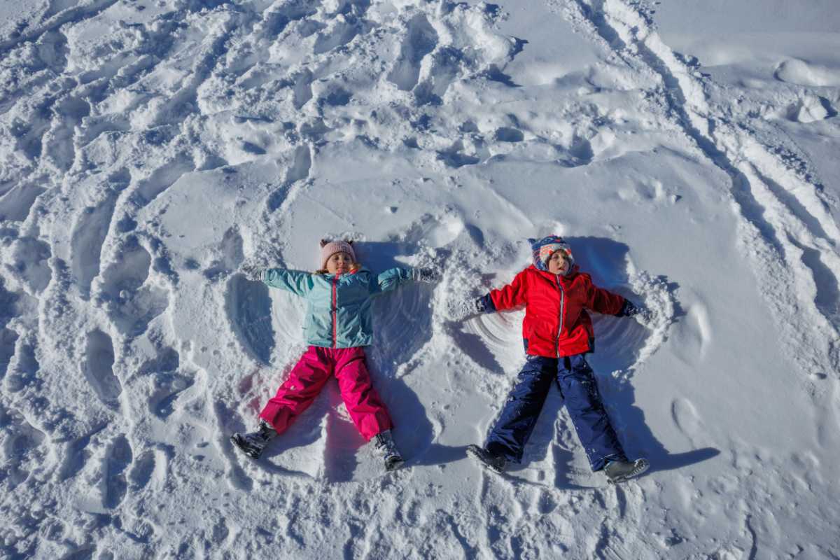 Vista panoramica di Courmayeur con bambini che giocano sulla neve