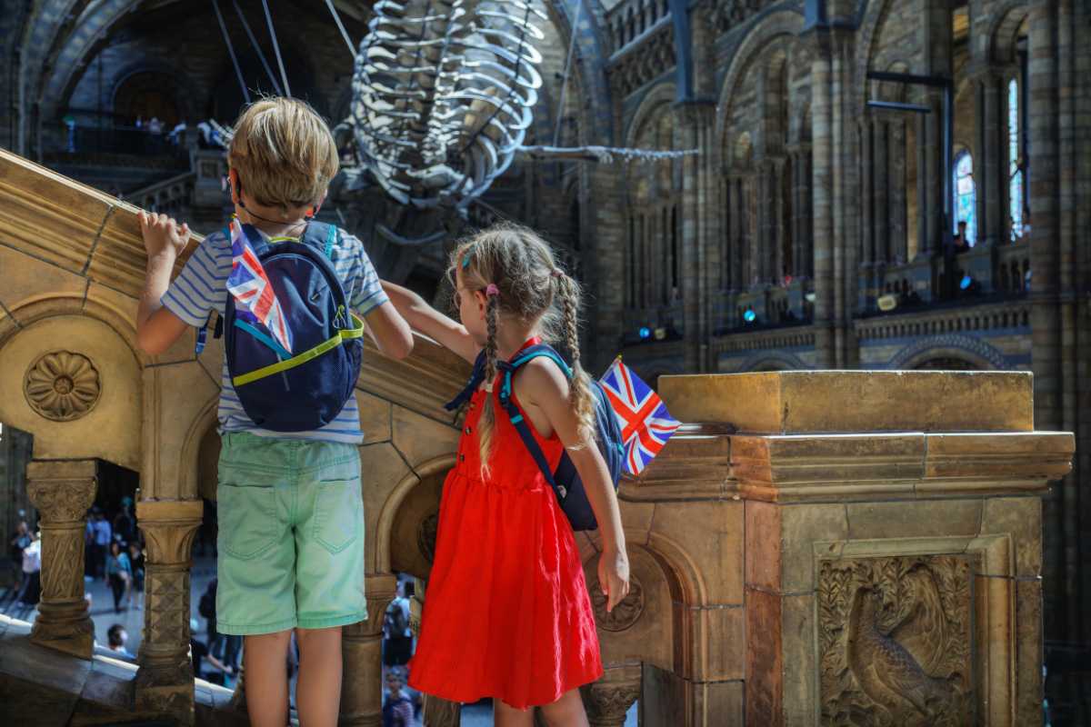 Bambini che esplorano un museo interattivo a Courmayeur