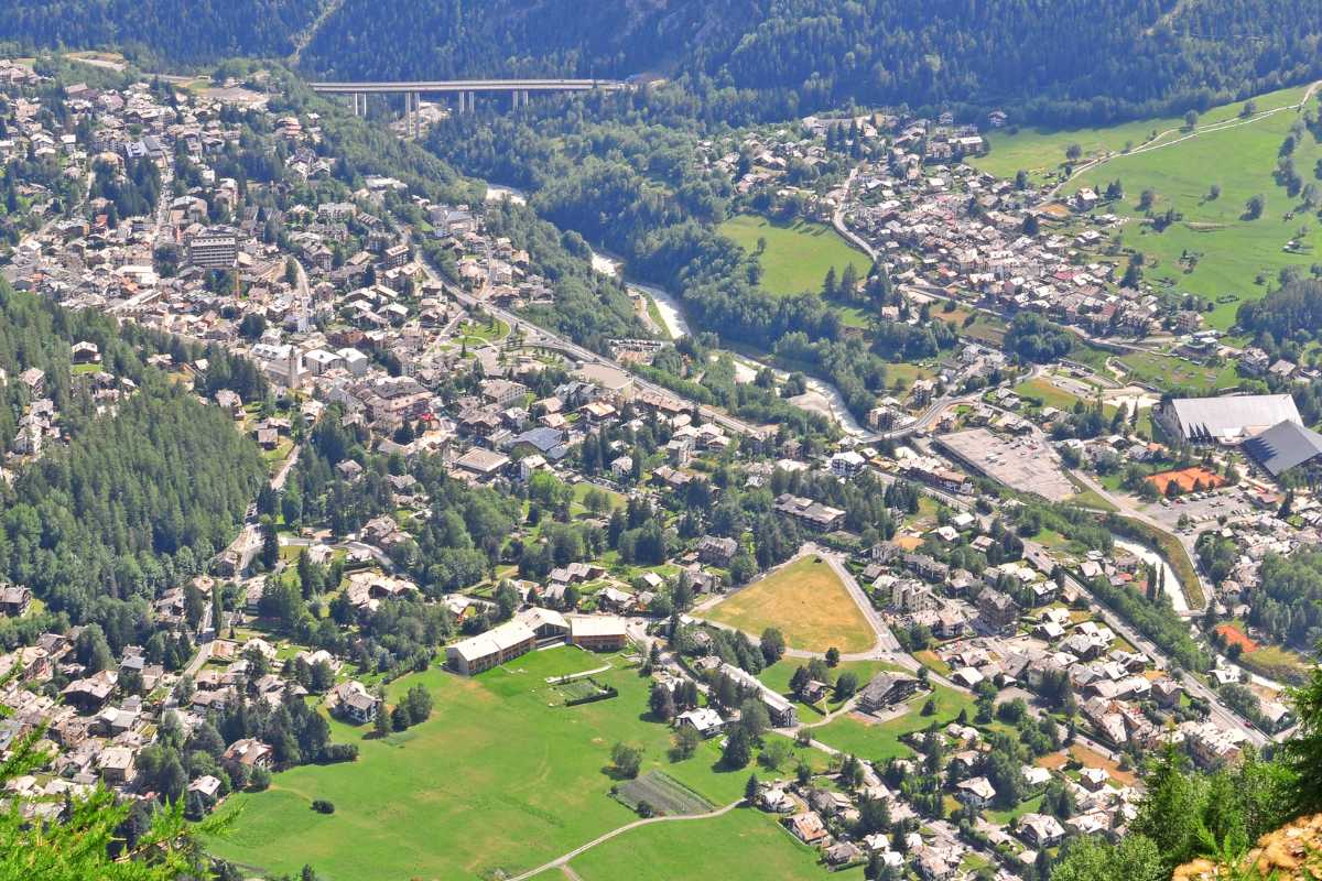 Interno di un rifugio alpino a Courmayeur, mostra l'atmosfera accogliente e i piatti tipici