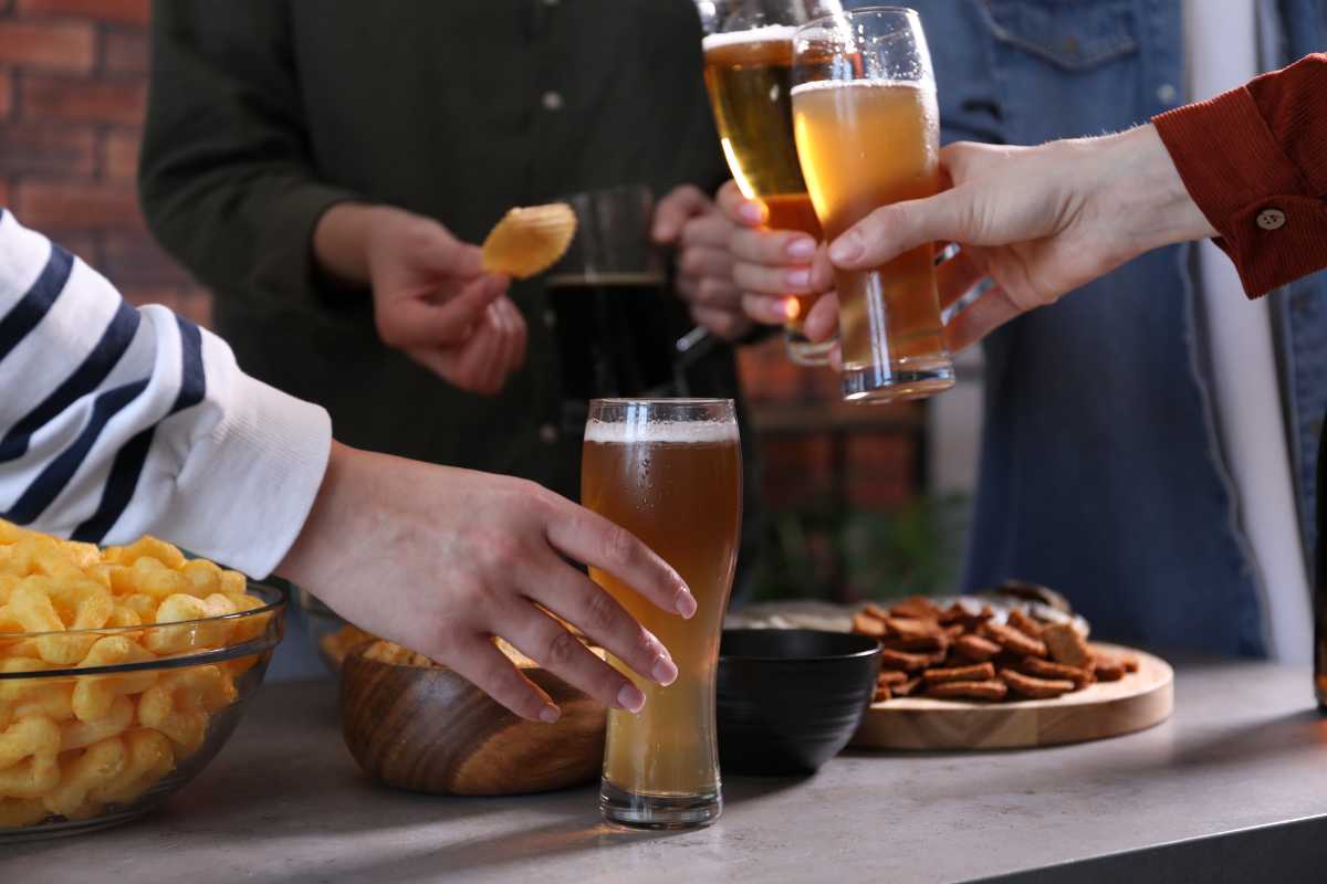 Vista panoramica di Champoluc con piatti tipici, evidenzia la gastronomia locale