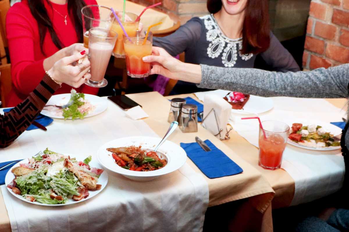 Vista panoramica di Cogne con piatti tipici in primo piano