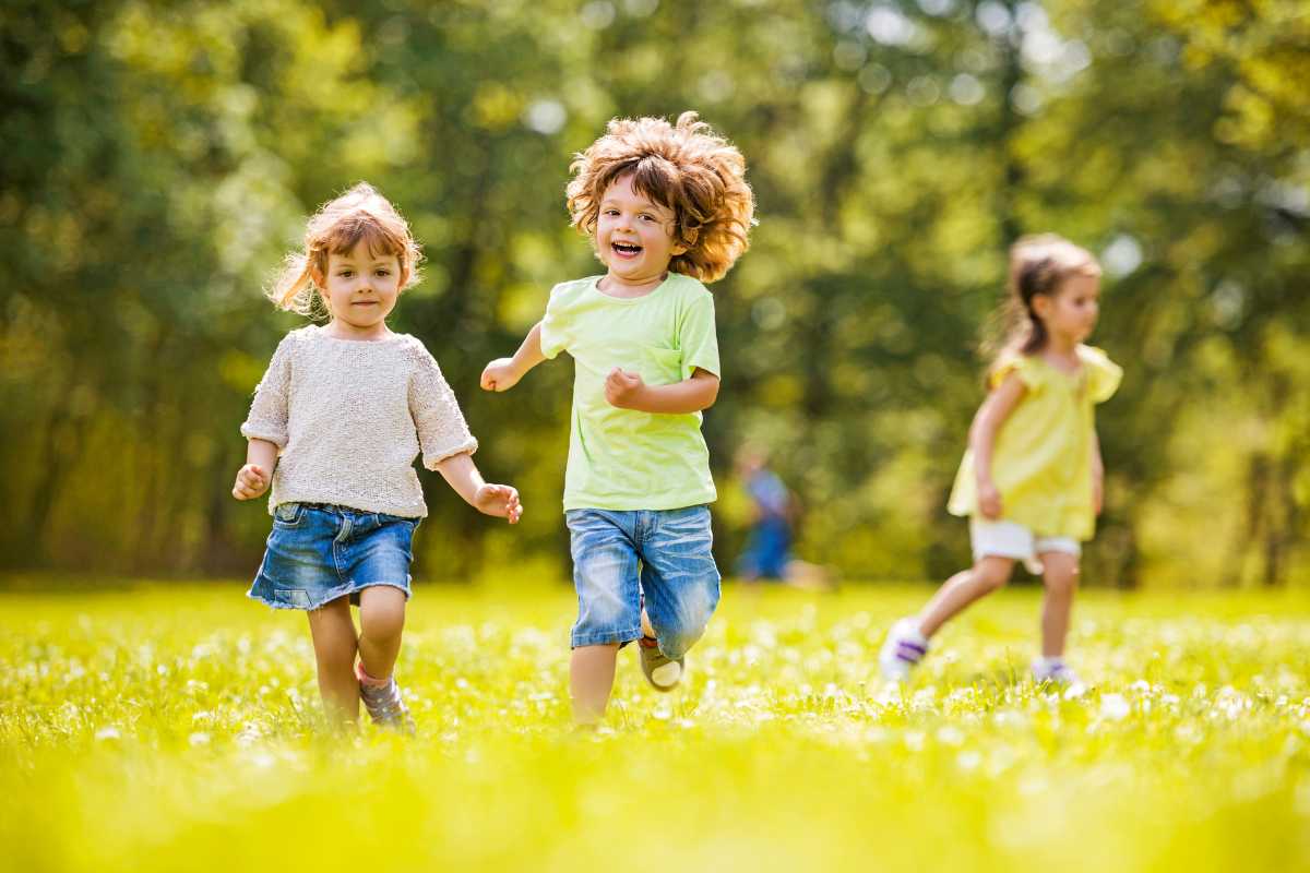 Bambini che esplorano il castello di Fénis, giocando e apprendendo.