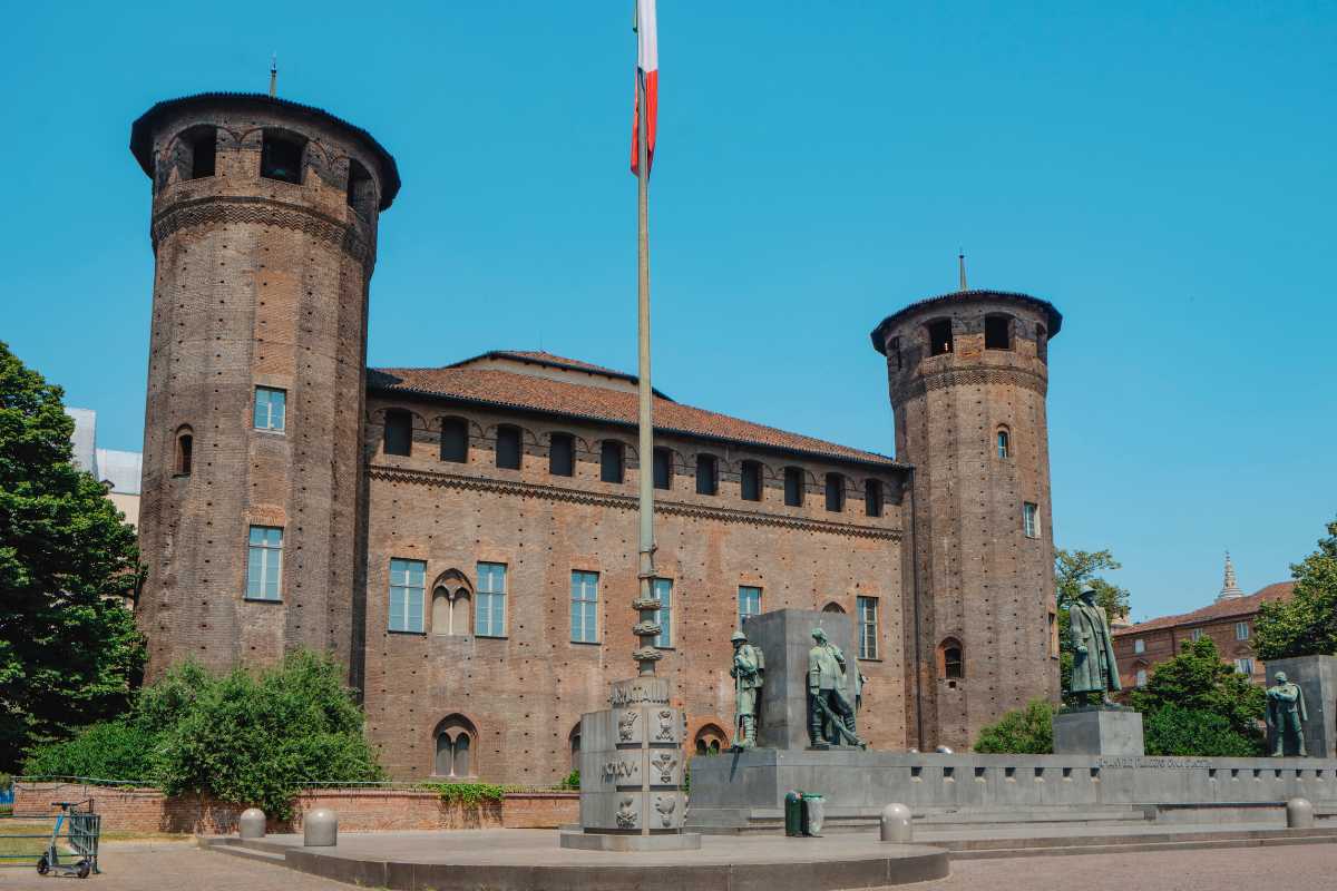 Vista panoramica del Castello di Fénis con le montagne sullo sfondo