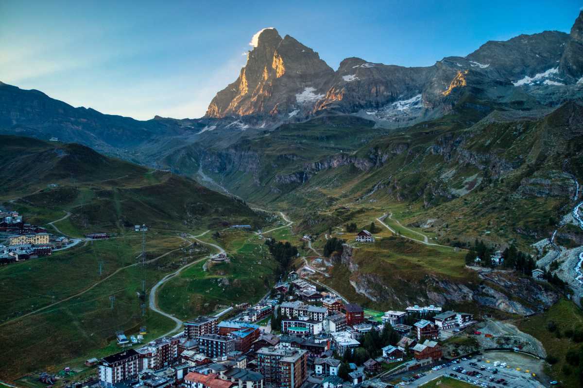 Panorama di Cervinia con le montagne sullo sfondo, evidenziando le tradizioni culturali