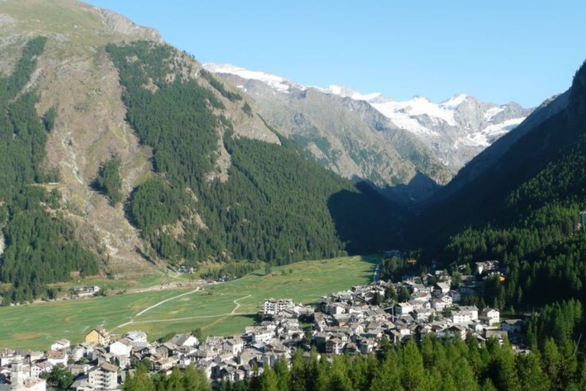 Vista panoramica di Cogne e dei prati di Sant'Orso in estate