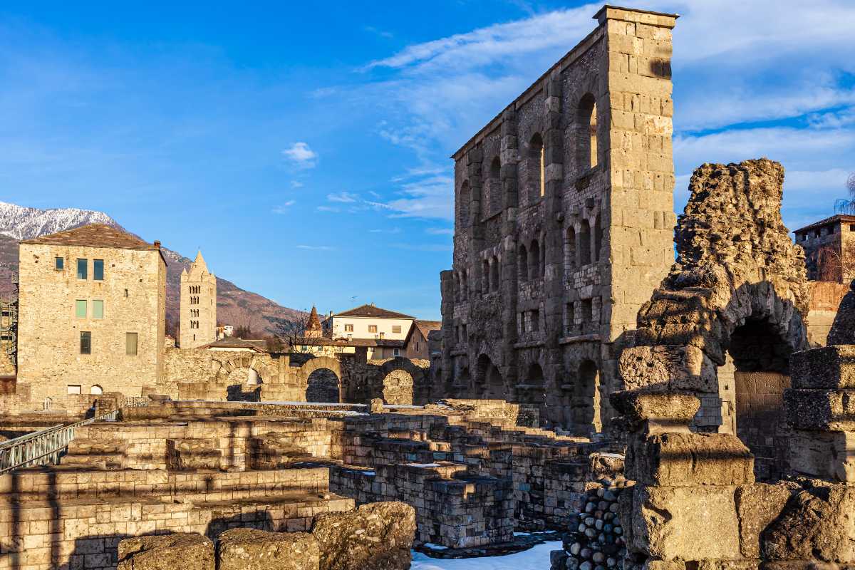 Scorcio panoramico di Aosta con le Alpi sullo sfondo