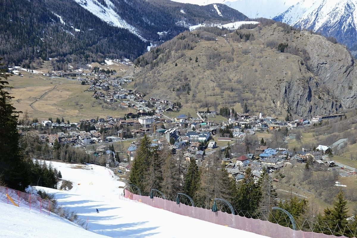 Veduta panoramica di La Thuile con le montagne sullo sfondo