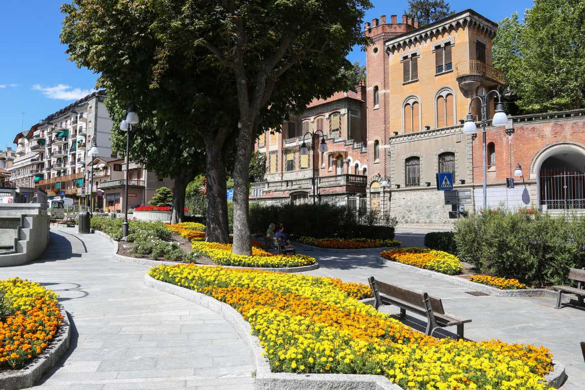 Vista panoramica di Saint-Vincent con le terme e il Casinò, evidenziando il paesaggio montano