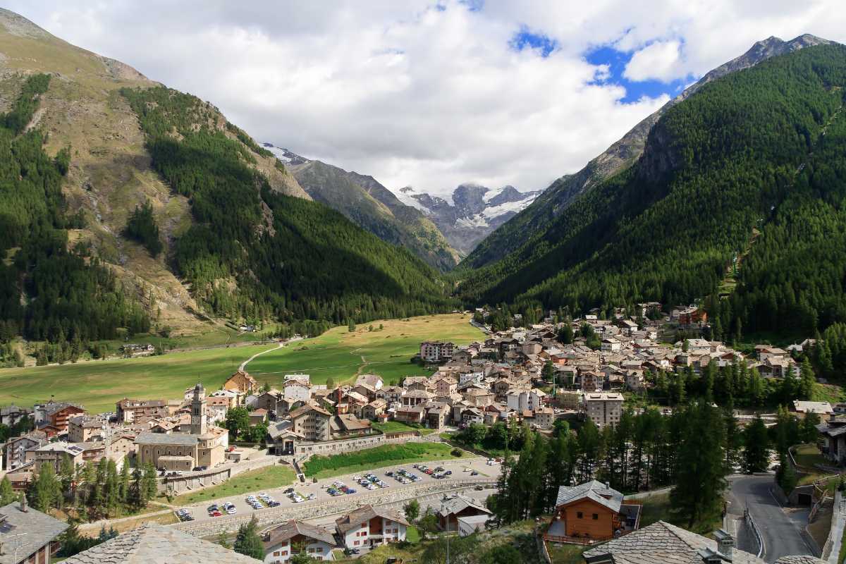 Vista panoramica di Cogne e delle montagne circostanti, con sentieri di trekking evidenti
