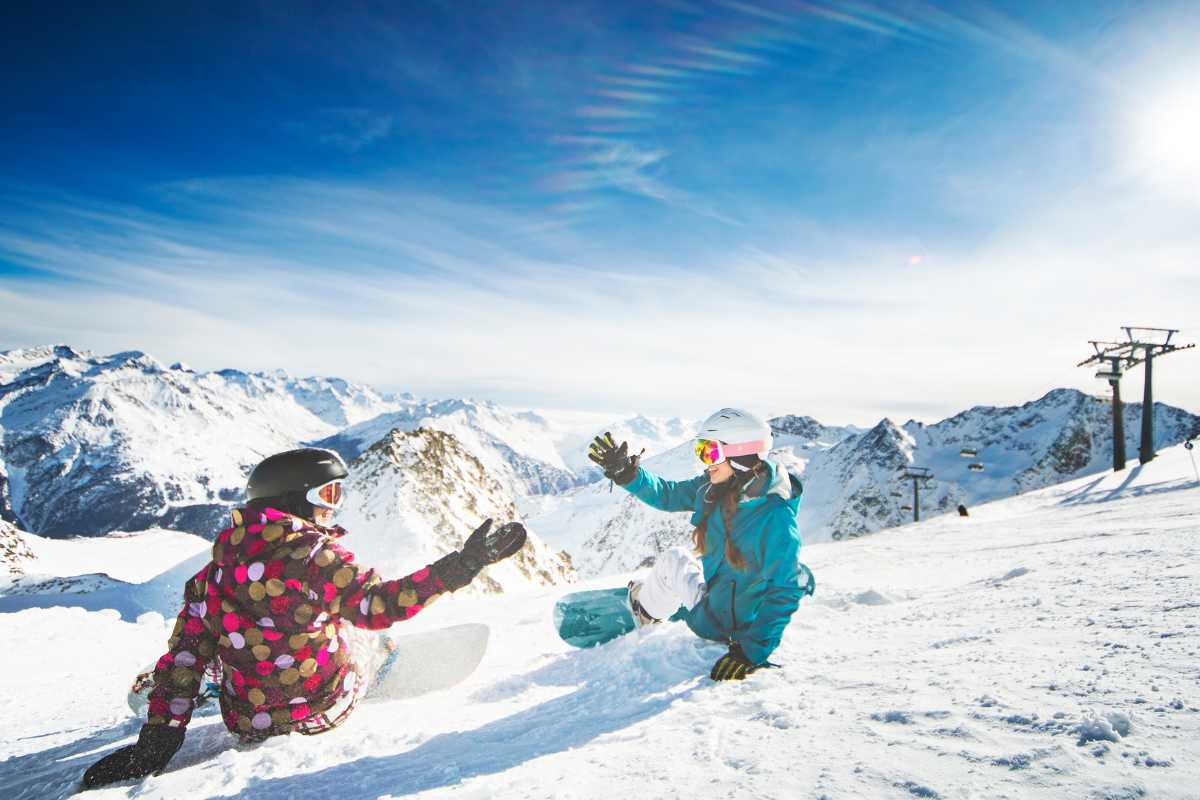 Scenari invernali di Pila con famiglie e bambini, vista Monte Bianco