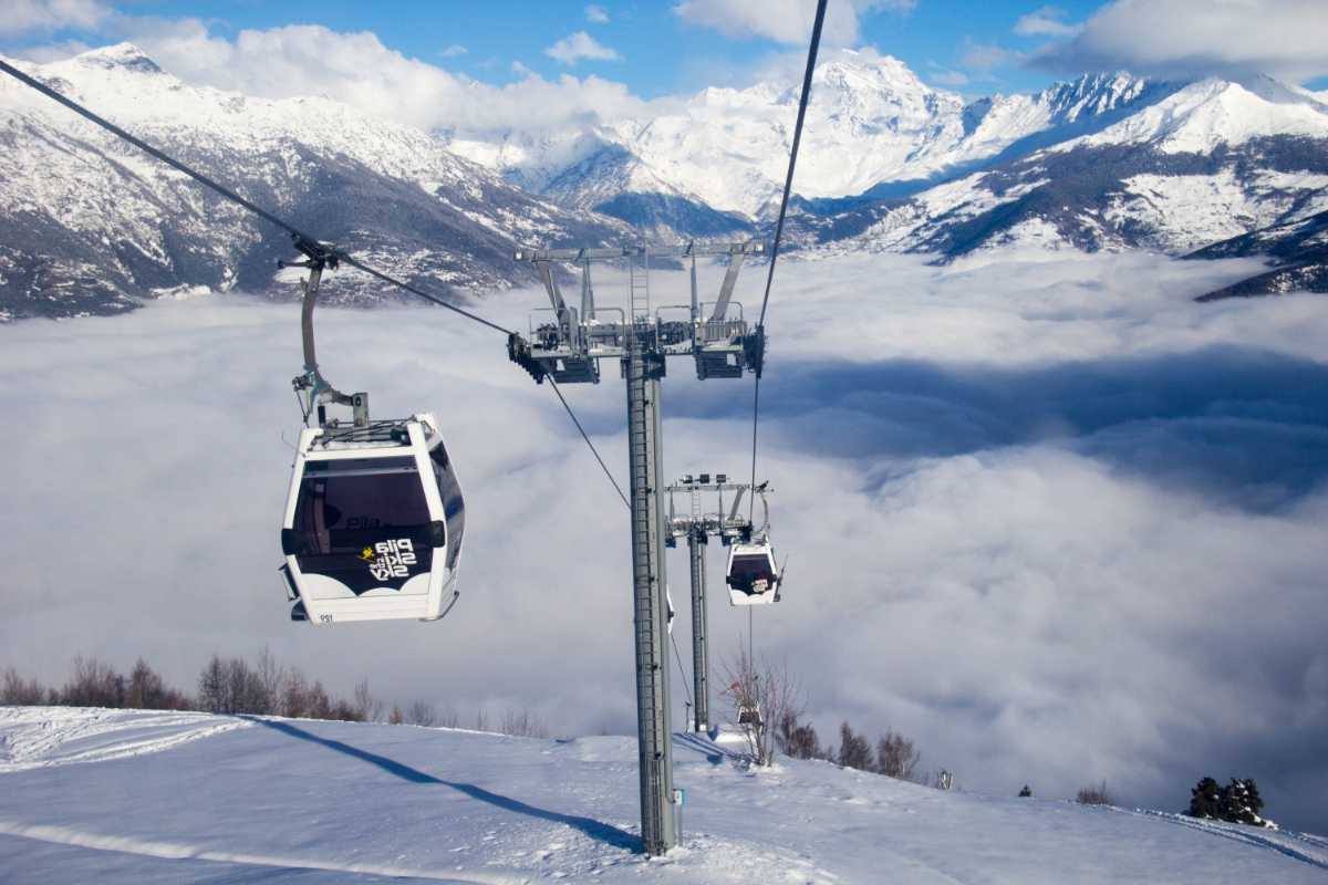 Bambini che giocano in un parco di Pila, divertendosi con attività invernali