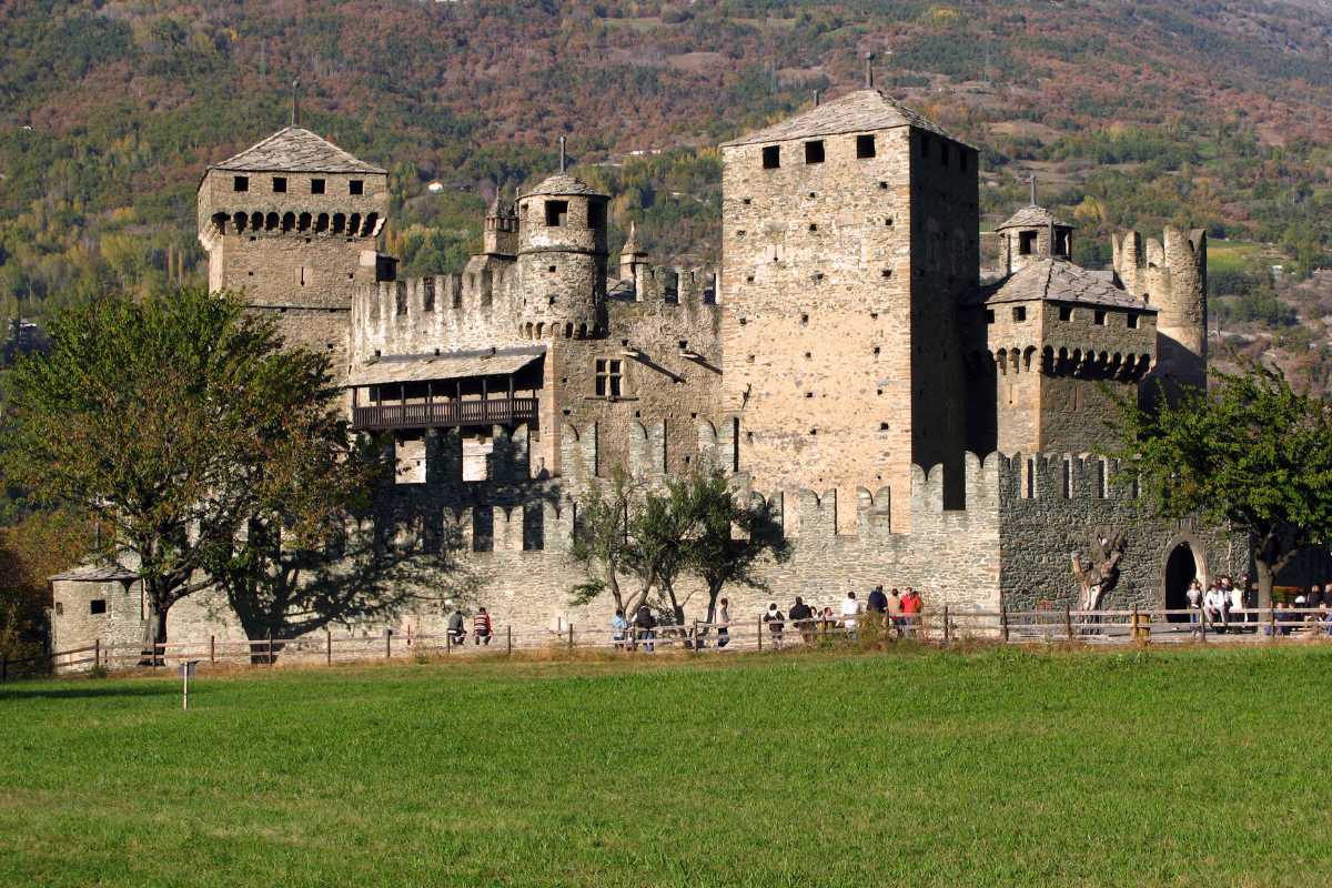 Panorama di Aosta con il suo patrimonio romano e le montagne sullo sfondo