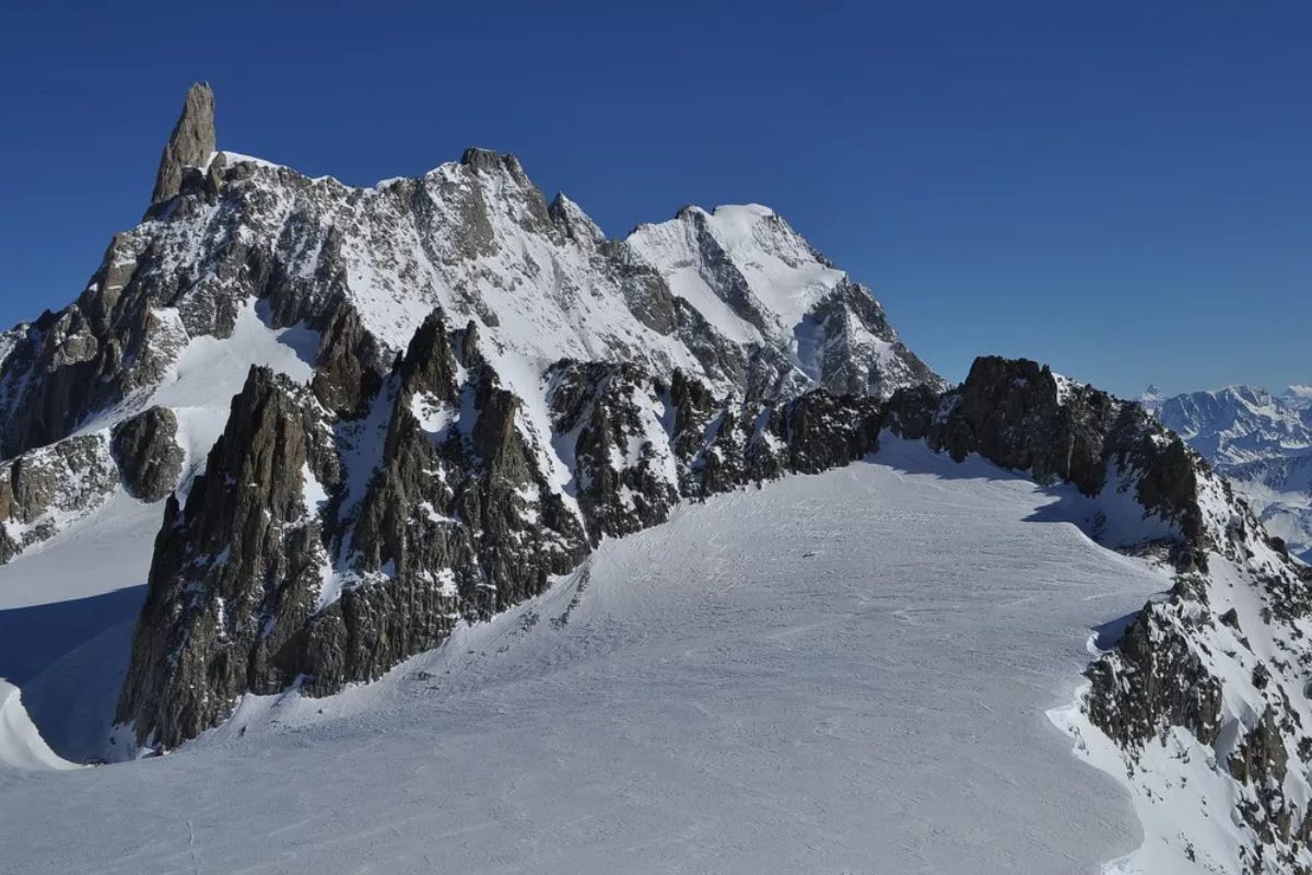 Vista panoramica di Courmayeur con il Monte Bianco sullo sfondo
