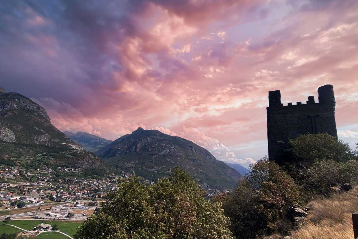 Panorama di Saint-Vincent con bambini che giocano sulla neve