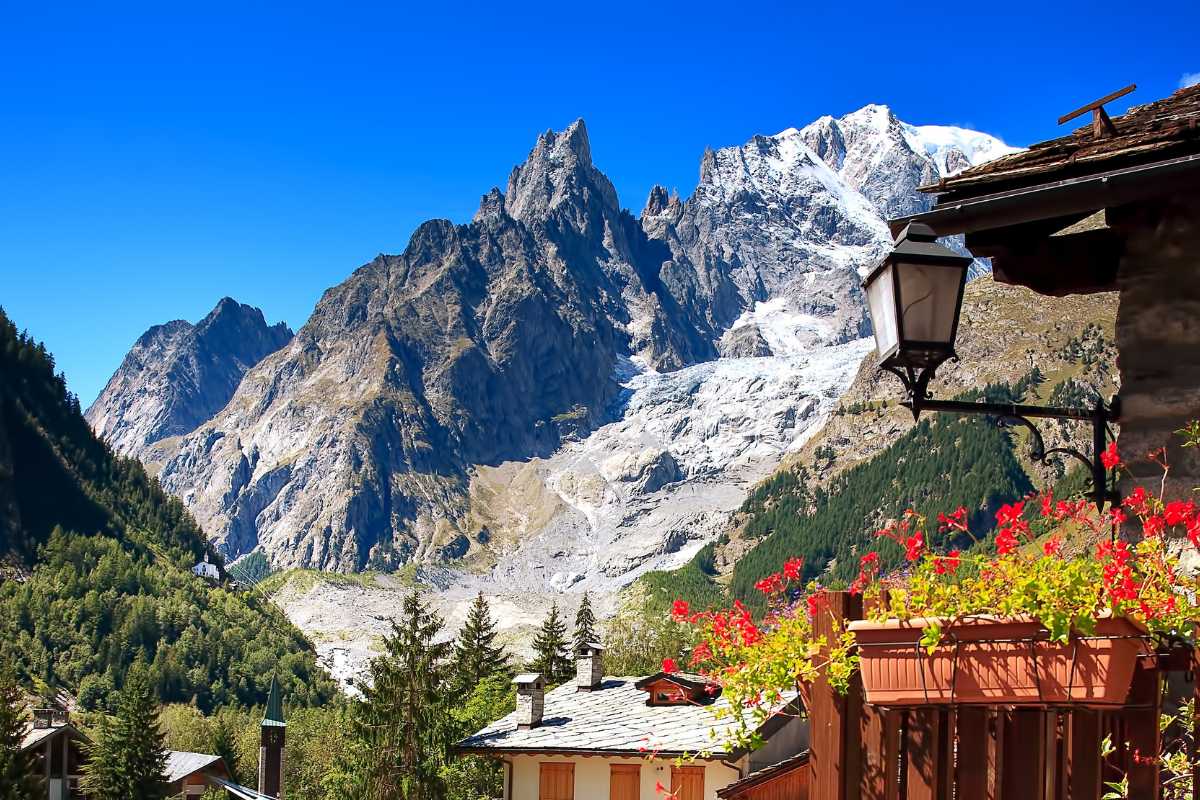 Panorama di Courmayeur con il Monte Bianco sullo sfondo
