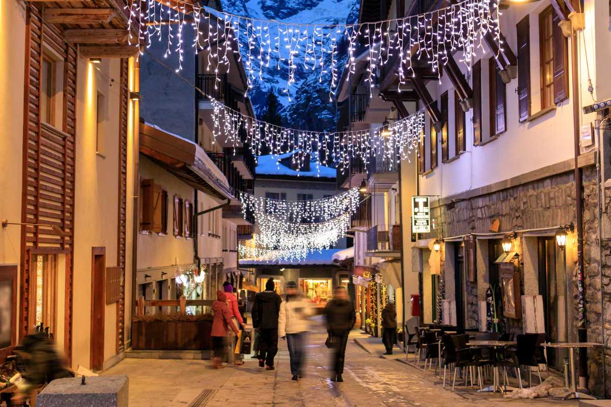 Vista da un ristorante panoramico a Courmayeur con il Monte Bianco sullo sfondo