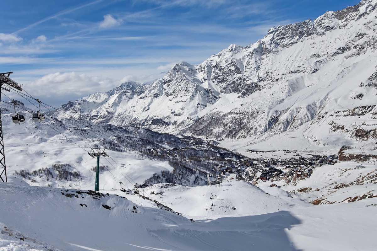 Piste da sci a Cervinia con sciatori in azione