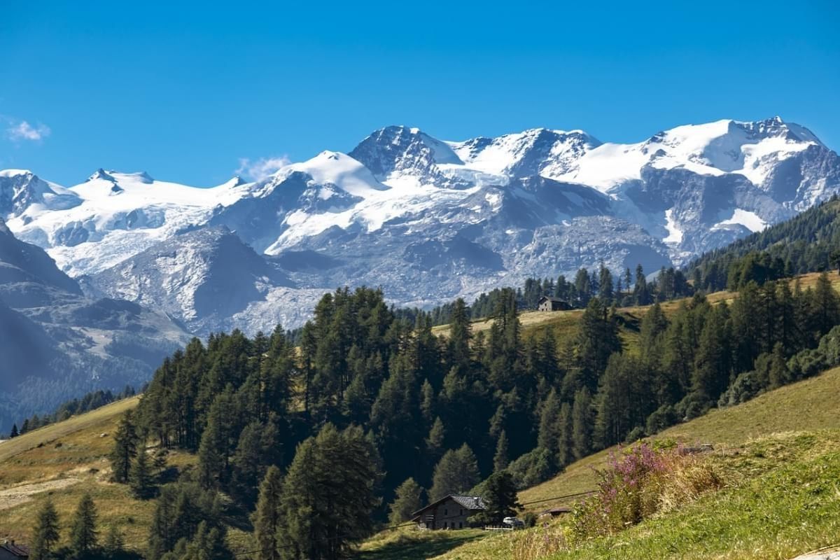 Vista panoramica di Champoluc con le montagne circostanti