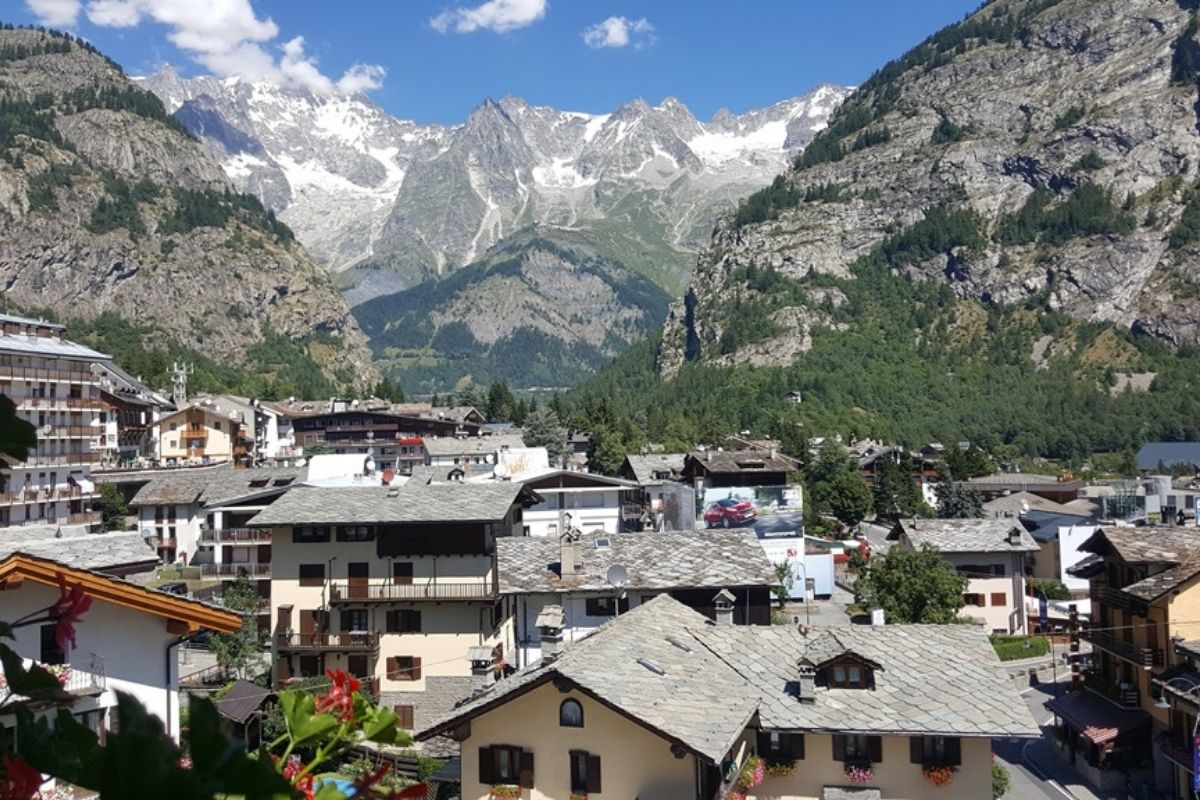 Panorama di Courmayeur con il Monte Bianco sullo sfondo, evidenziando la bellezza naturale della zona