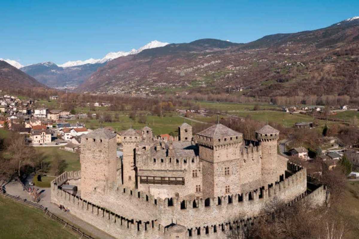 Vista panoramica del castello di Fénis con il panorama circostante, includi elementi storici.