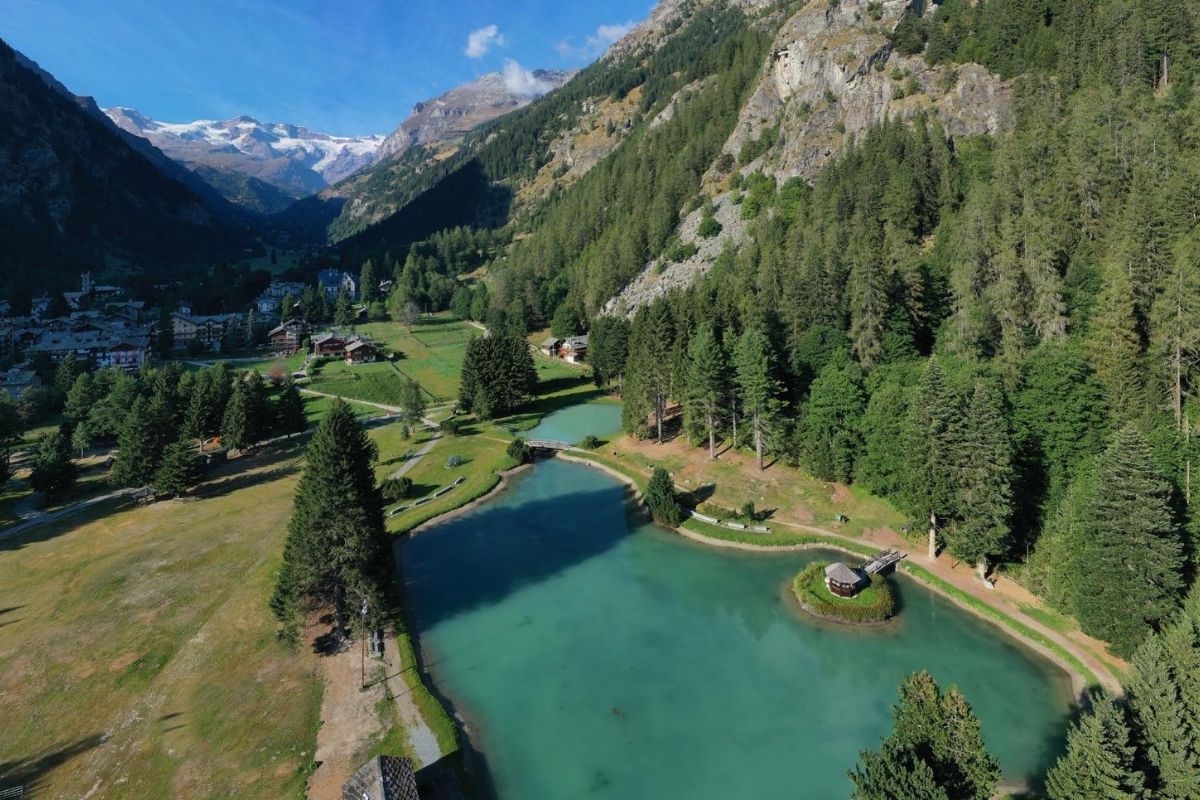 Vista panoramica di Gressoney-La-Trinité con il Monte Rosa sullo sfondo