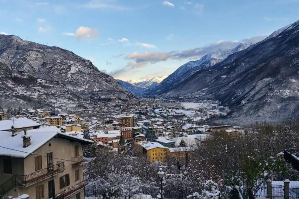 Attività all'aperto a Saint-Vincent, persone che fanno trekking nel verde